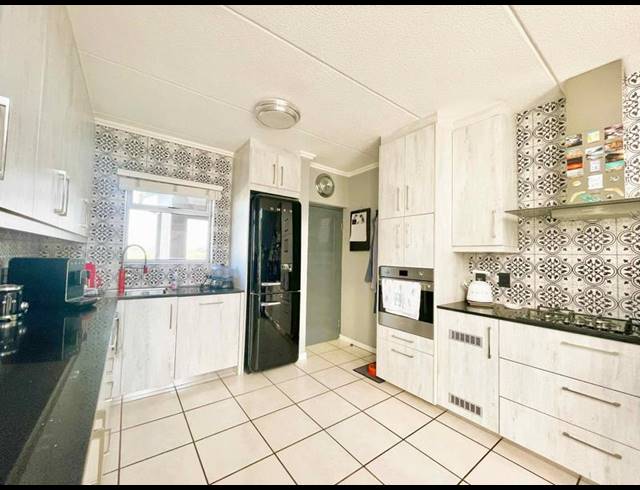 1 BEDROOM APARTMENT FOR SALE IN BRYANSTON